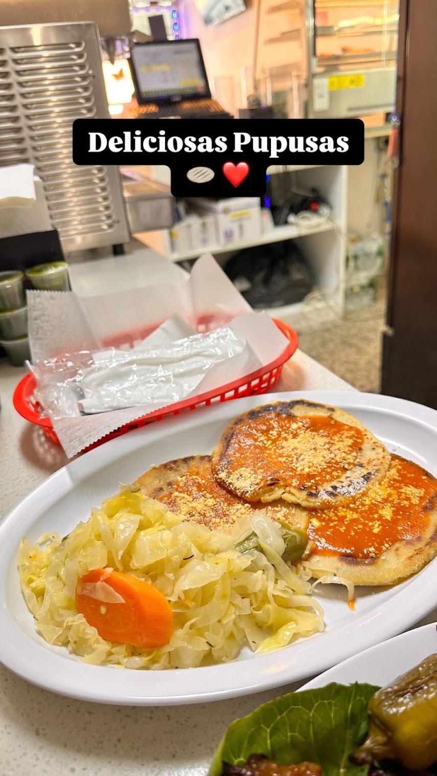 Pupusas con curtido y salsa