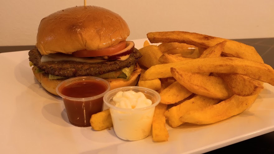 Hamburguesa con papas fritas