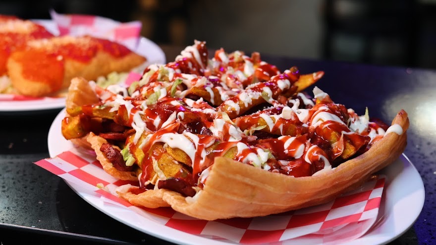 Canasta de plátano con garnachas y salsas